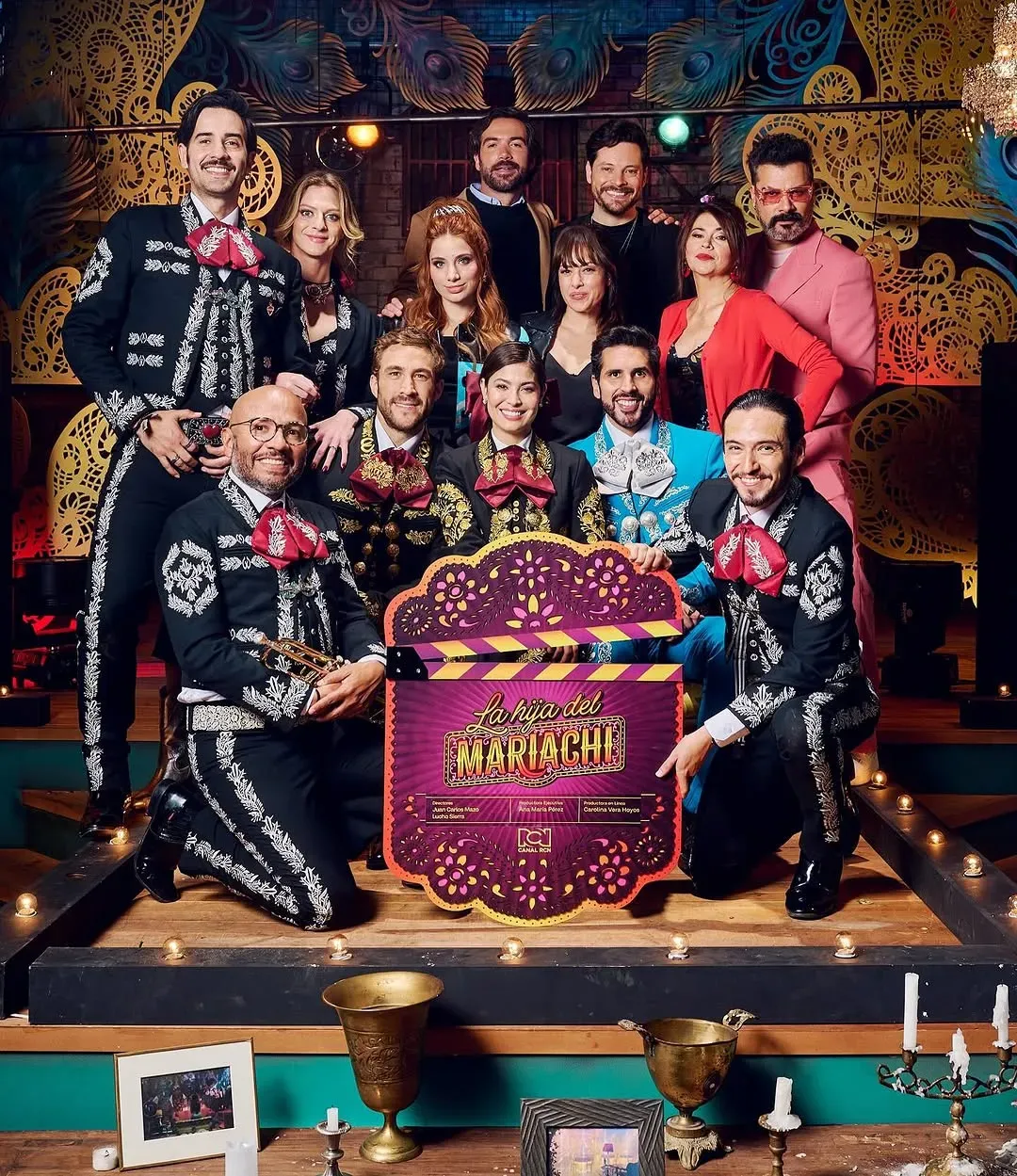 ¡Claquetazo de La Hija del Mariachi!En el corazón del bar Plaza Garibaldi, Rosario, una cantante colombiana, y Emiliano, un fugitivo empresario mexicano, hallan amor y redención entre mariachis y rancheras, mientr.webp